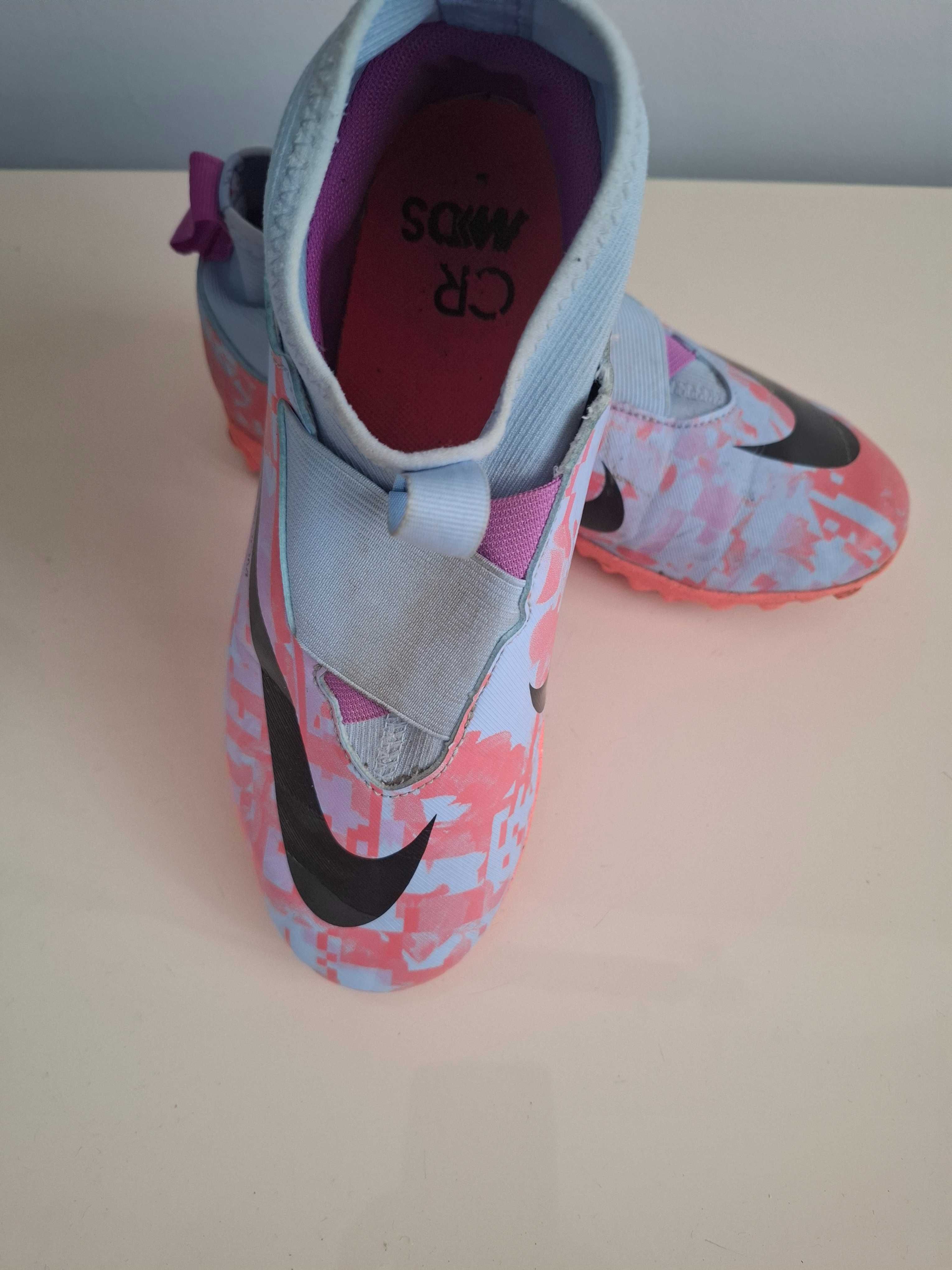 Футболни обувки Стоножки Nike и кори Nike