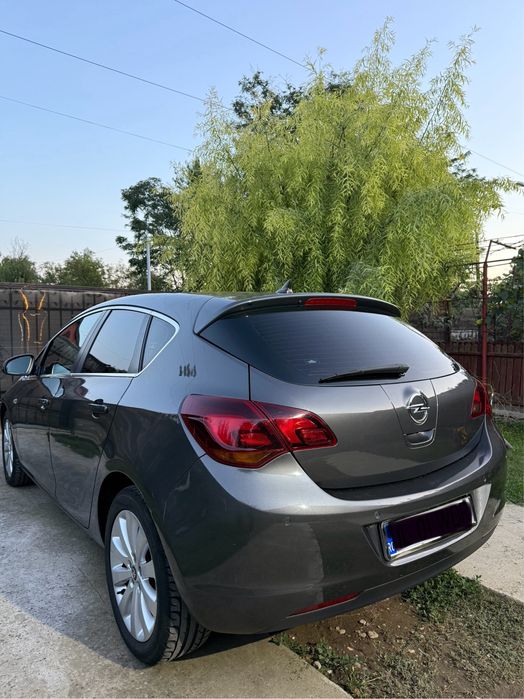 Opel Astra J- hatchback