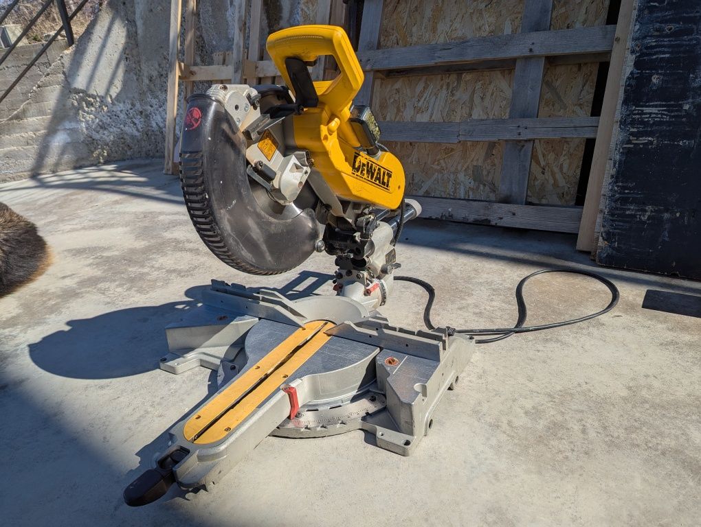 Професионален DeWalt DW718XPS 1600W