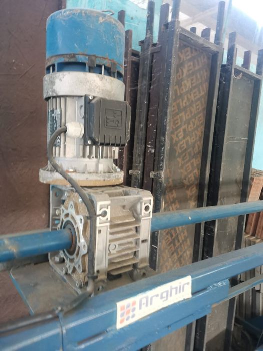 LONGIS - Masina Mobilă pentru vibrat Placi, Stalpi Gard, Spalieri Vie