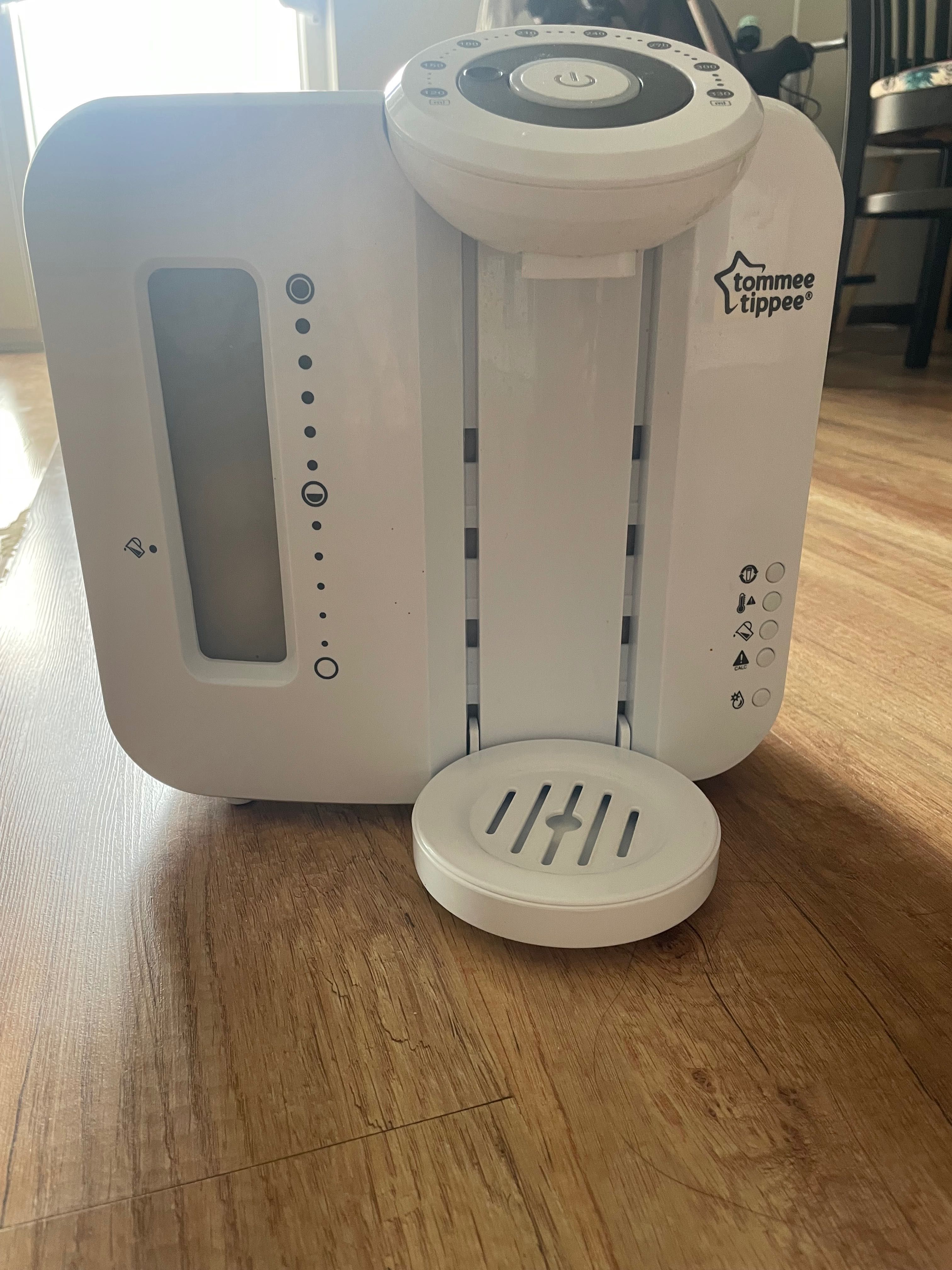 Машина за приготвяне на адаптирано мляко Tommee tippee