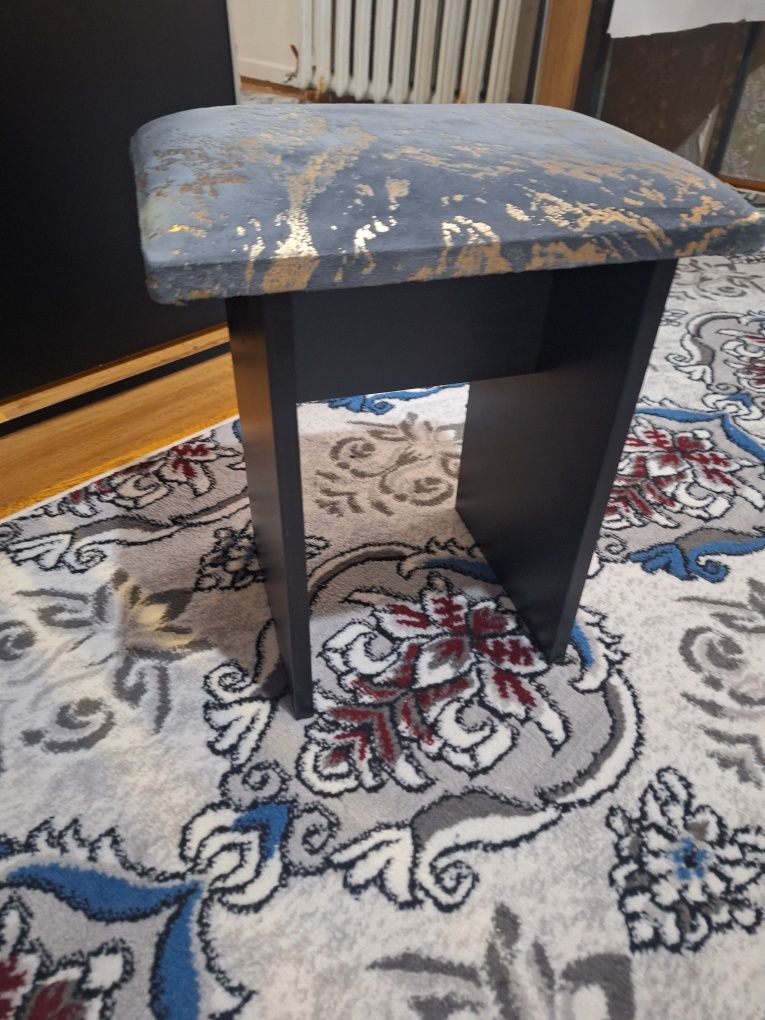 Mebel komplekt sotiladi.Narxini kelishamiz.Matrasi o'zi bilan .