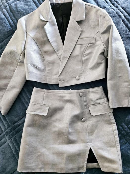 Сребрист дамски костюм