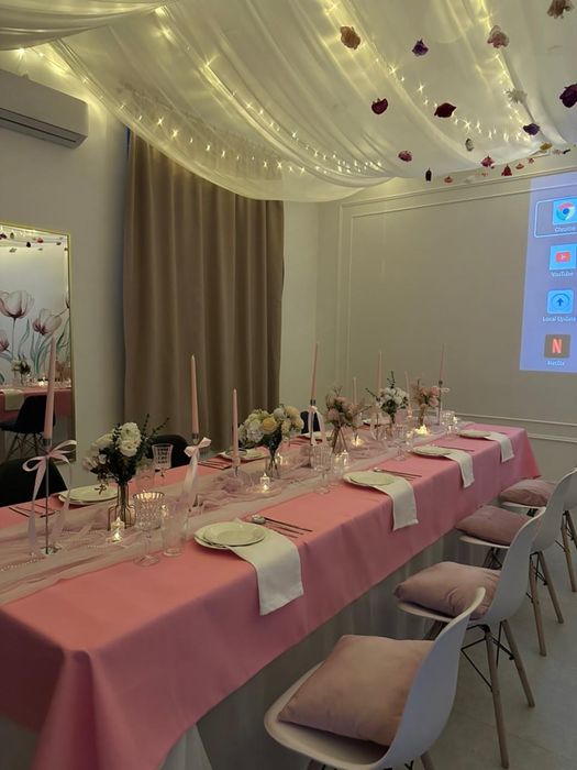 Розовая тканевая скатерть