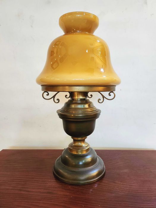 Ретро месингова настолна лампа с кехлибарен абажур