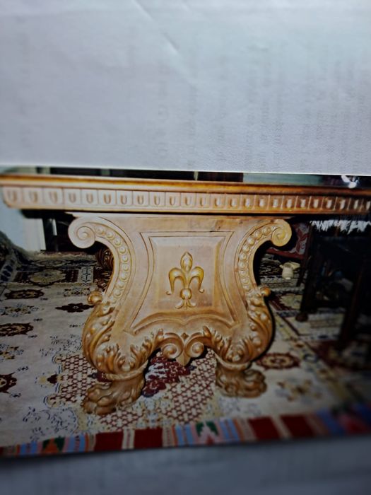 Mobila din lemn de nuc