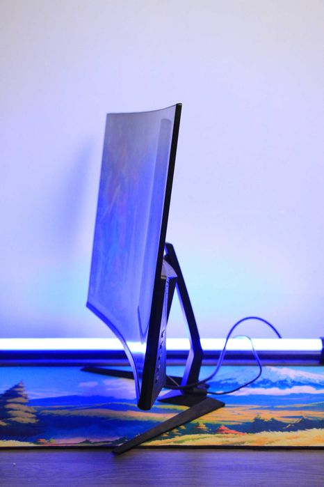 Axe 27 Curved monitor sotiladi