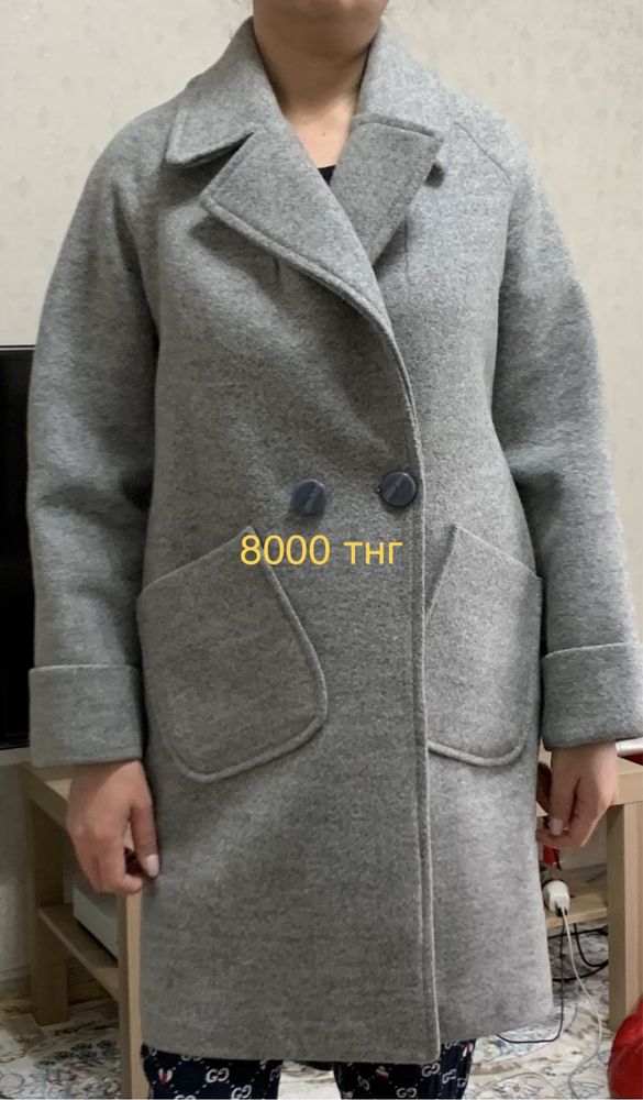 Все по 5000 тнг. Продам дешево женские пальто. Размер 44-46.