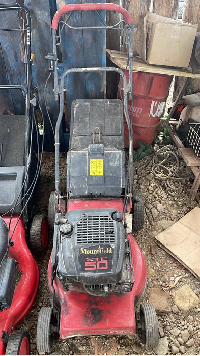 Vand  tot ce se vede in poze( foarfece , cauciucuri etc)