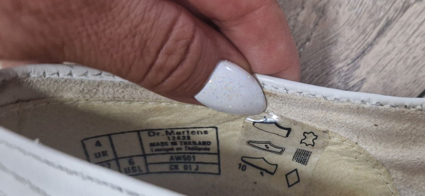 Бели кожени обувки Dr. Martens, 37  номер