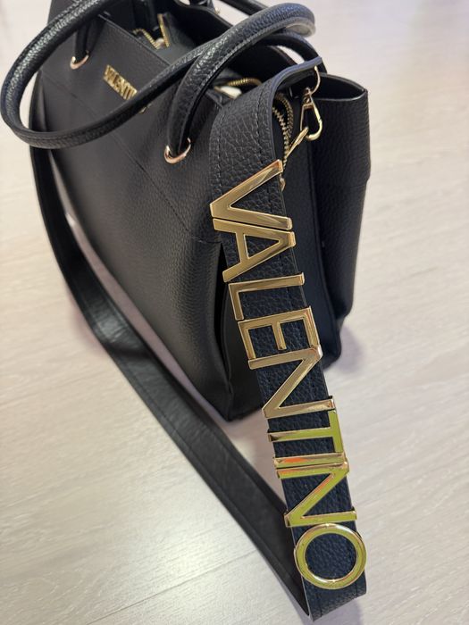 Чанта Valentino.