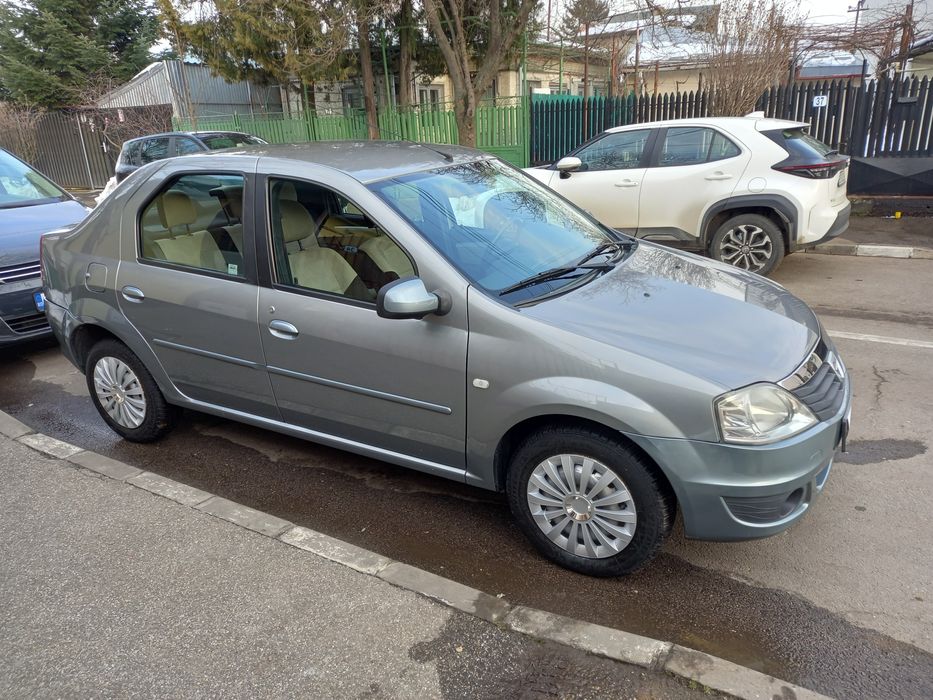 Vând Dacia Logan