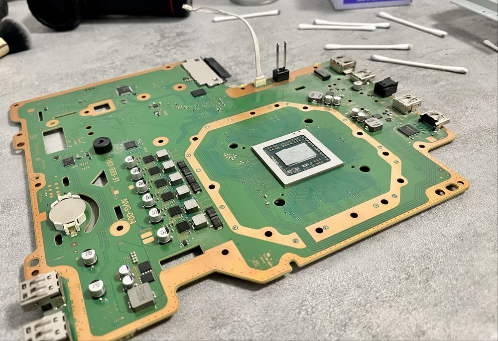 Servicii de curățare și reaplicare pastă termoconductoare PS4