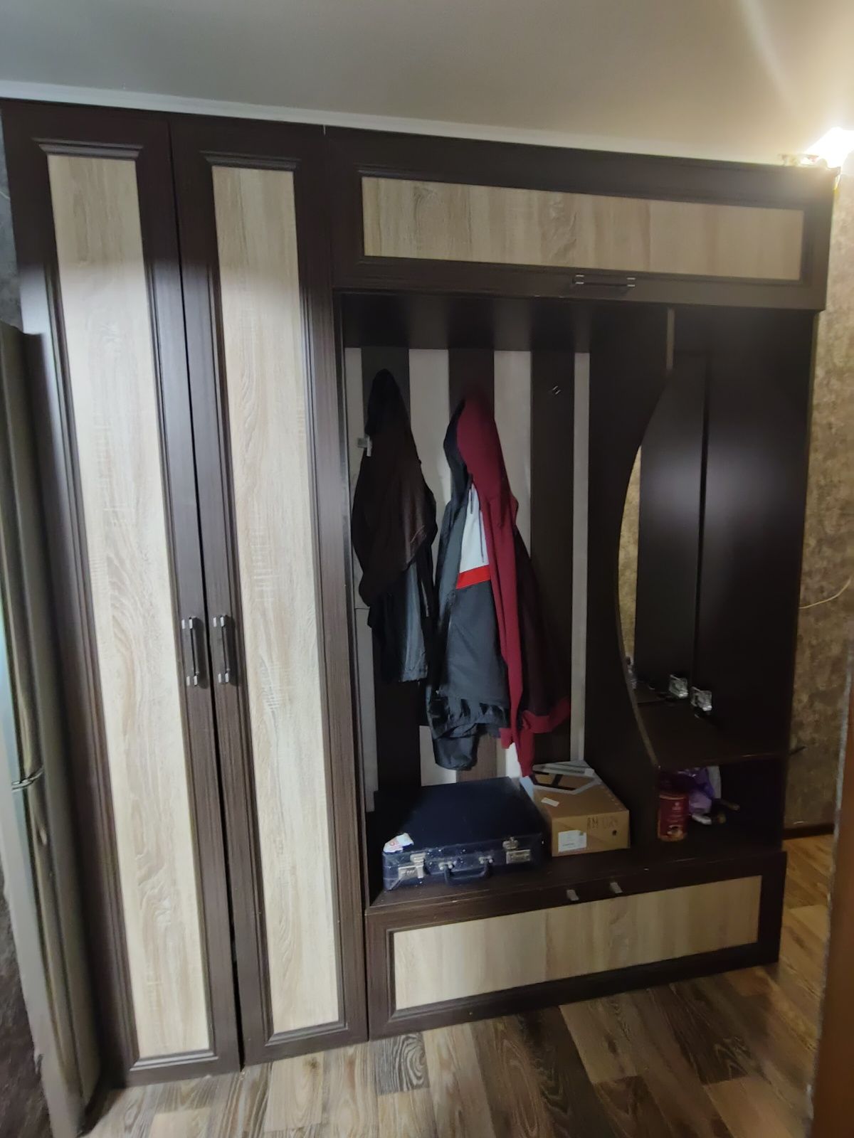Продам прихожую с зеркалом