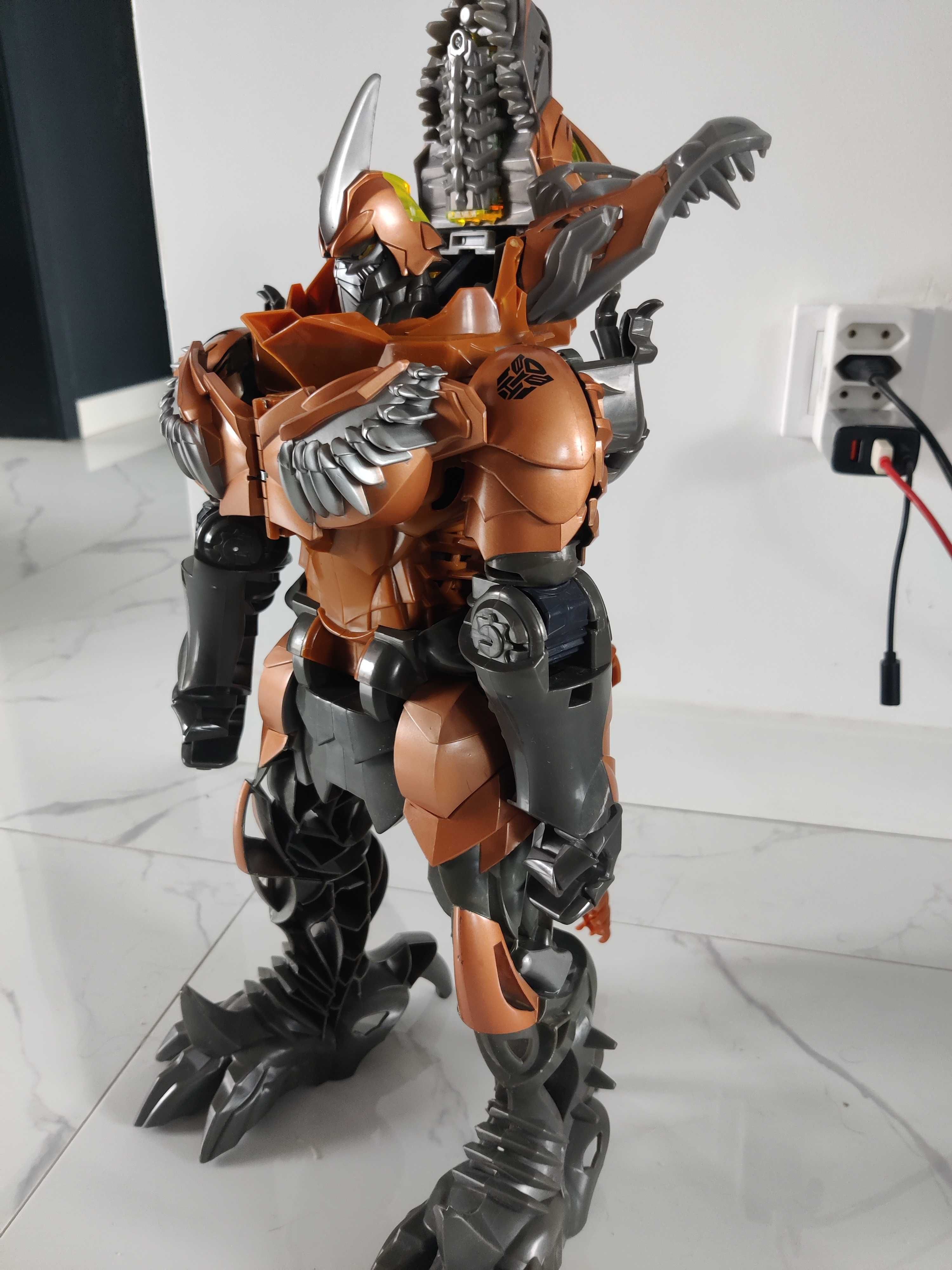 Голяма фигура на Transformer Dinobot