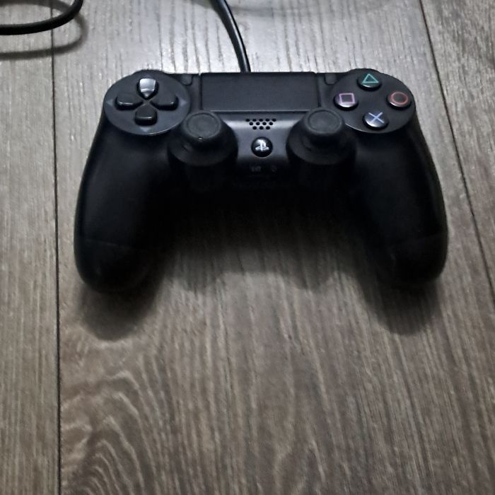 Vând ps 4, stare impecabilă