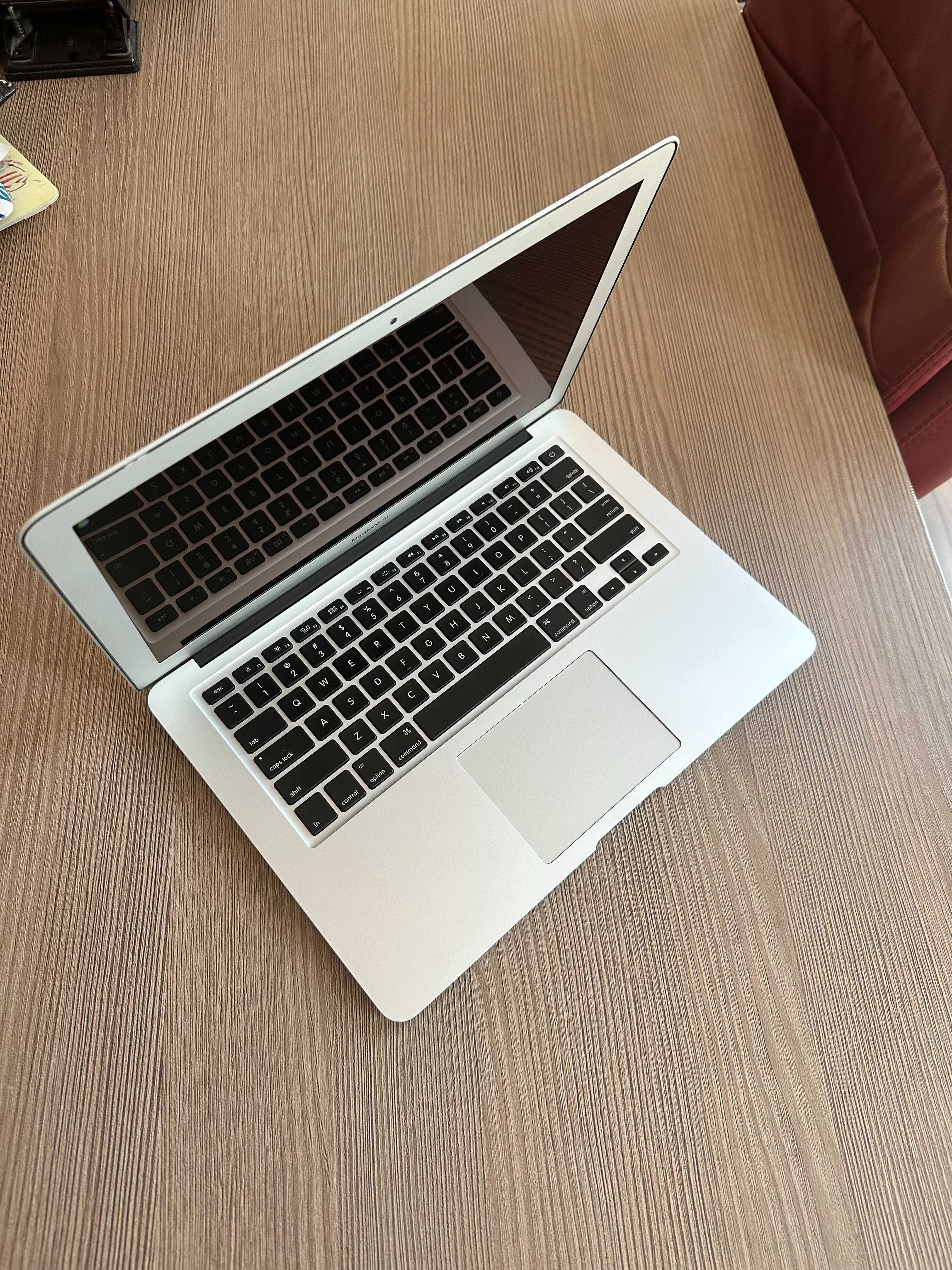 Mac Book Air 13-inch, с включени 3 бр. протектори и HDMi адаптер