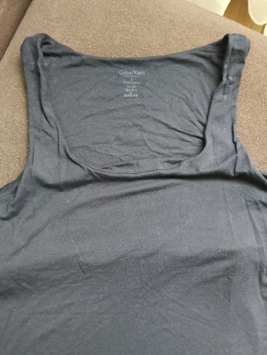 Vând maiou Calvin Klein