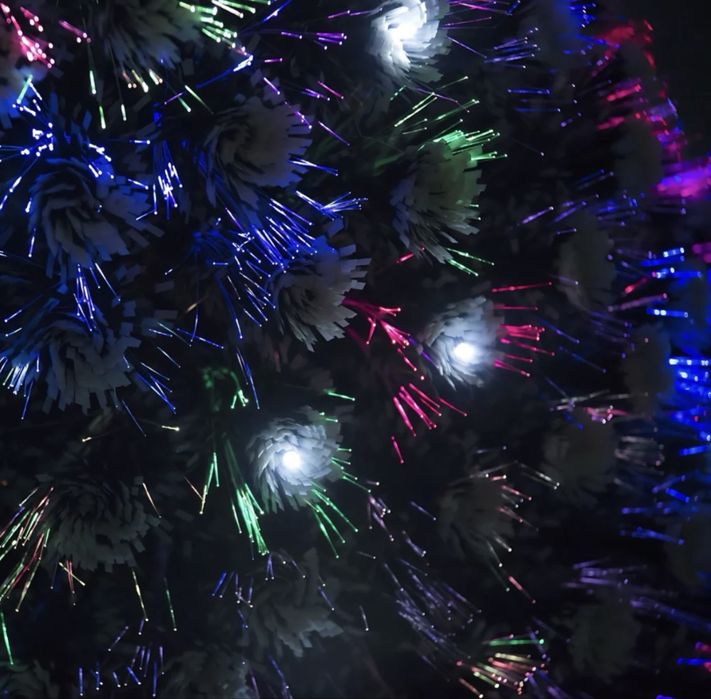 Vand brad artificial de craciun cu luminite si stea inclusa!!