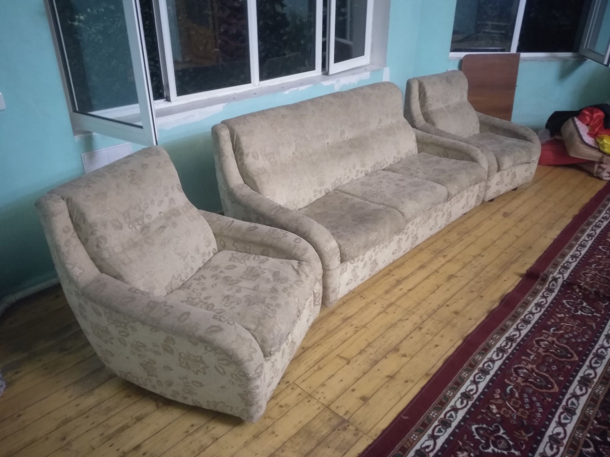 Продается диван с расладным механизмом и два кресла, в хорошем состоян