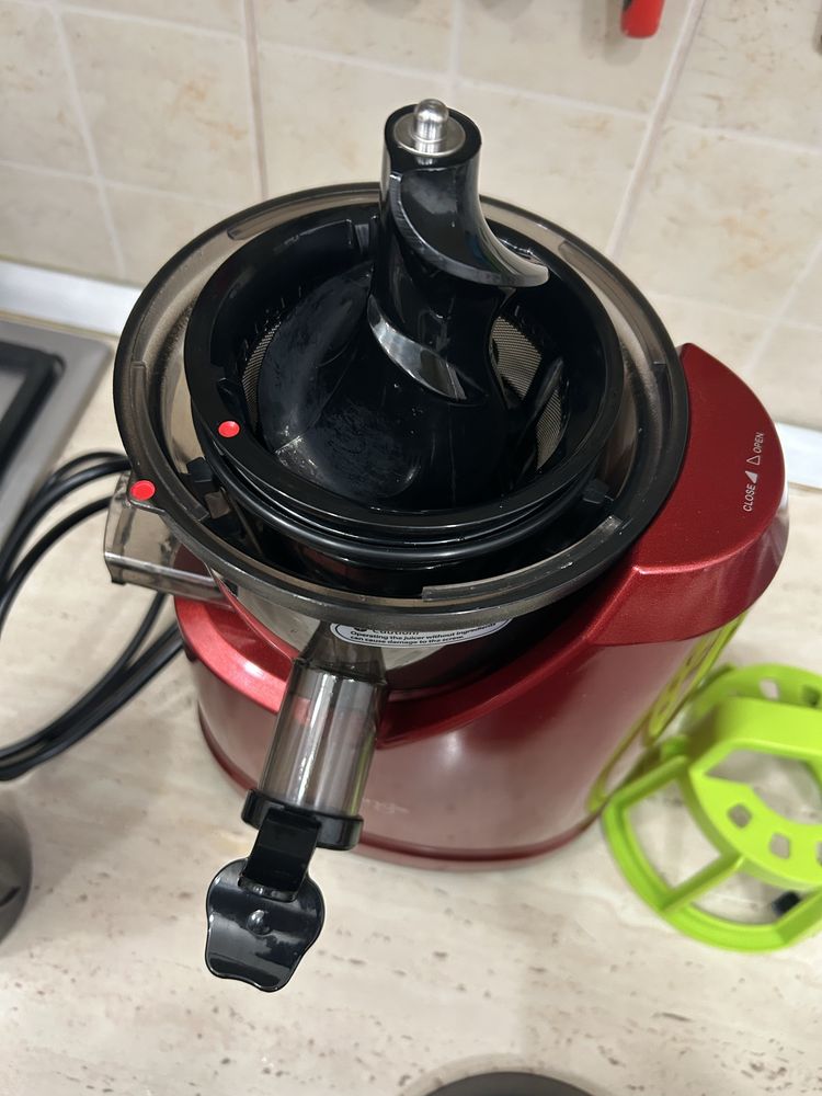 Storcator de fructe si legume cu presare la rece Kuvings B1700, rosu