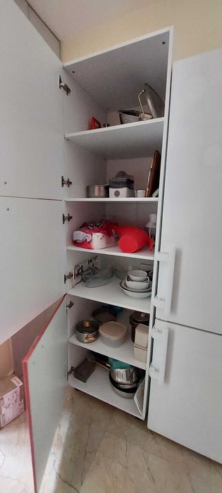 Розов кухненски шкаф