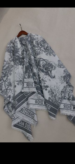 Poncho Christian Dior, model 2026-iarnă