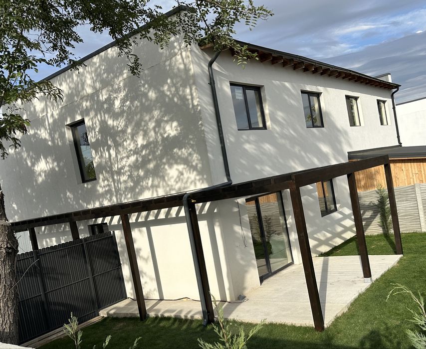 NOU! Casă moderna cu 4 camere, curte proprie și poziție excelentă