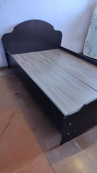 Продам кровать с матрасом