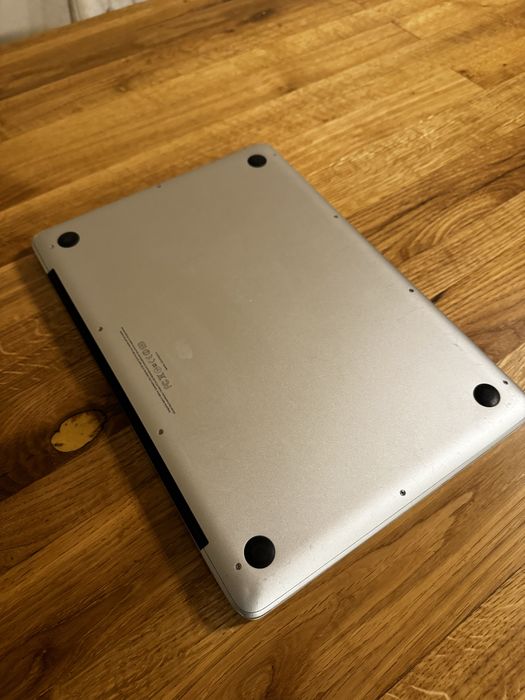 Laptop MacBook Pro 13-inch, OS Sonoma, procesor i5, SSD 256GB, 8GB RAM