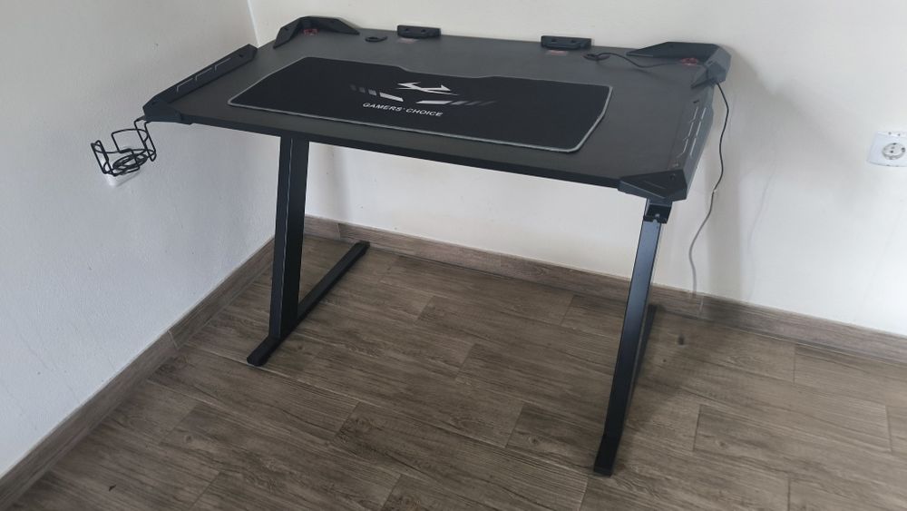 Vând Birou gaming LINDHOLM cu LED, negru