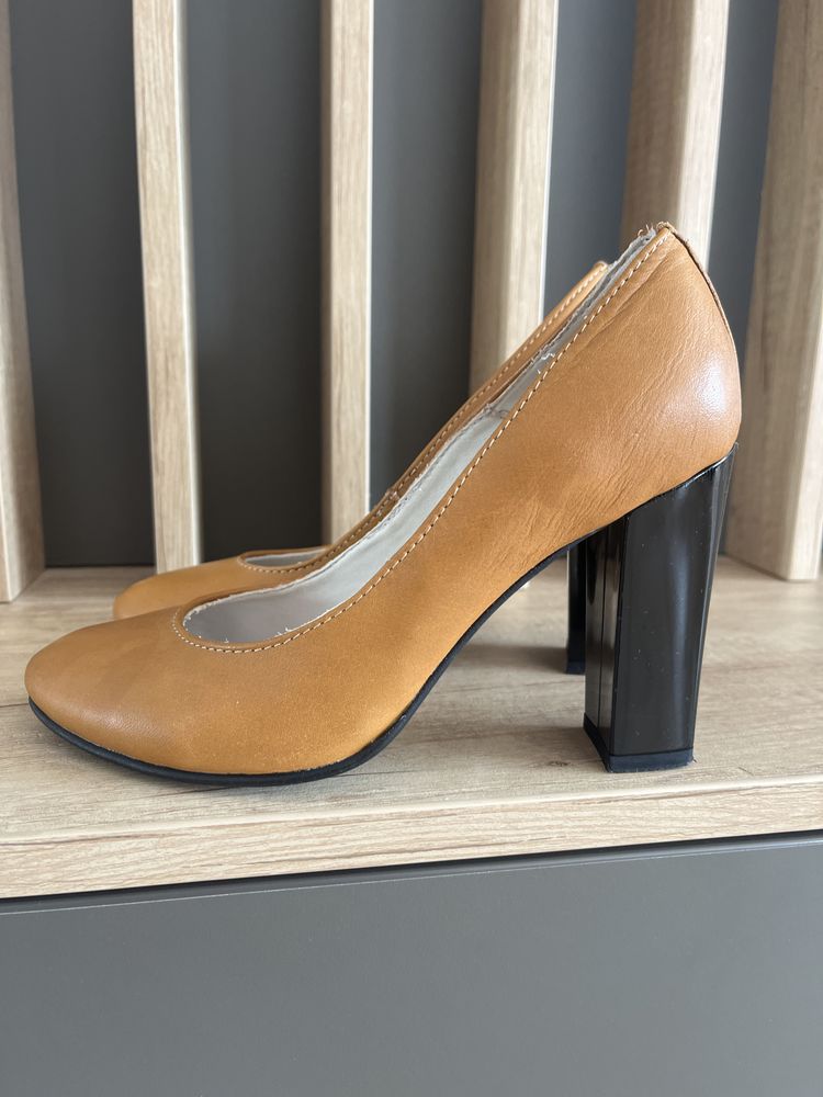 Vând pantofi cu toc din piele marimea 36-37