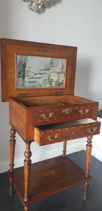 Comodină veche din lemn masiv cu intarsii