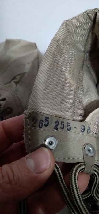 Vând bocanci militari