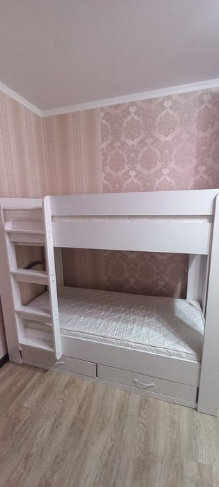Двухярустная детская кровать с матрацами