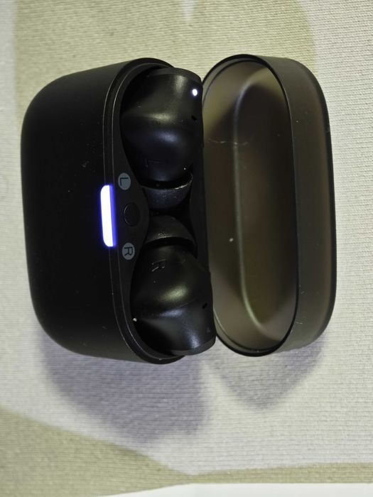 Два чифта слушалки купени днес от Технополис