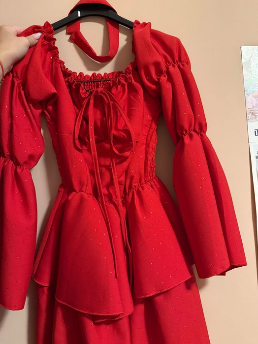 Продавам рокля с чокър