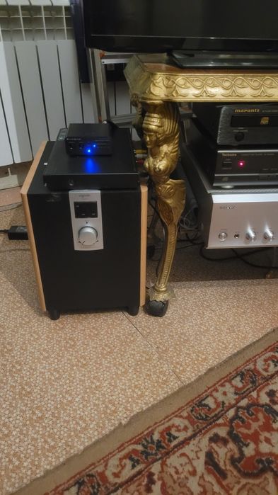 Стойки с колонками  для домашнего кинотеатра с сабвуфером