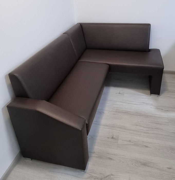 Coltar bucatarie cu masa si 2 taburete