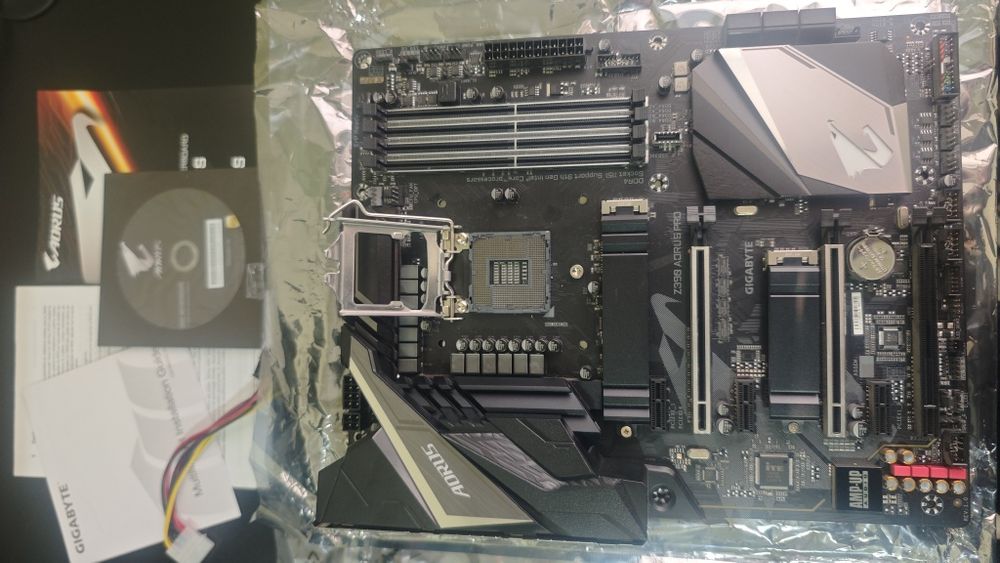 Продам Материнскую плату Aorus Z390 Pro