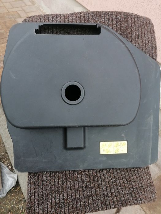 Vând capac plastic de la roata de rezerva AUDI A 4 B8