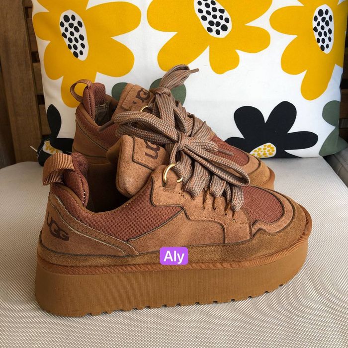 Adidași și ugg-uri