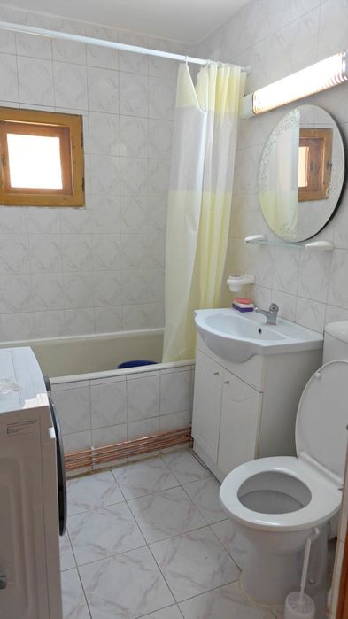 Inchiriez apartament 3 camere decomandate centru-gara Iasi