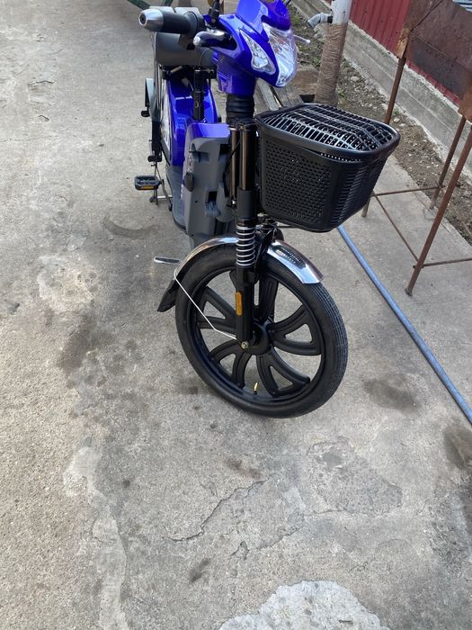 Scuter electric cu pedale