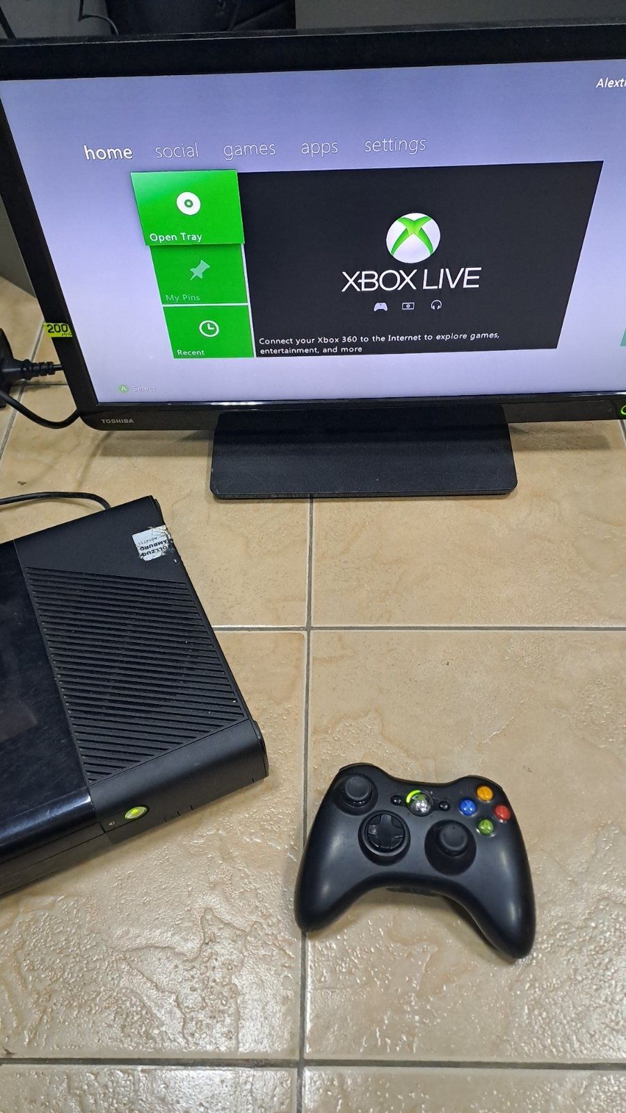 XBox 360 с 1 оригинален безкабелен джойстик ПЕРФЕКТНО РАБОТЕЩ  -200лв