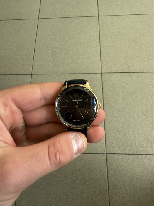 Часовник Swarovski в отлично състояние