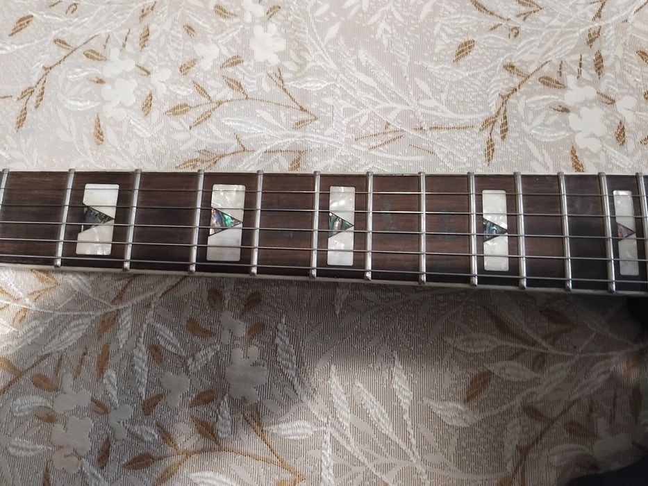 продава нова китара