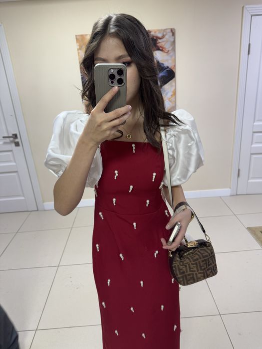 платье нарядное.