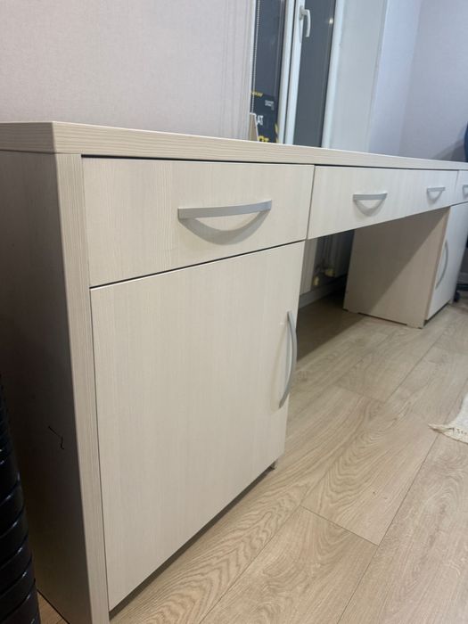 Стол письменный.