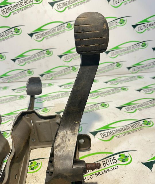 Pedala ambreiaj Dacia Logan prima generatie (facelift)
